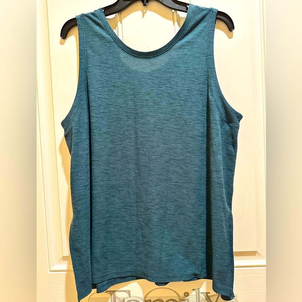 Old Navy Active Tank with-neck in back L